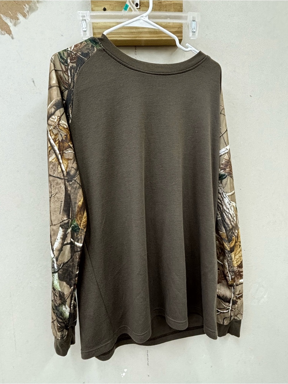 Game winner camo accent long sleeve shirt size XL